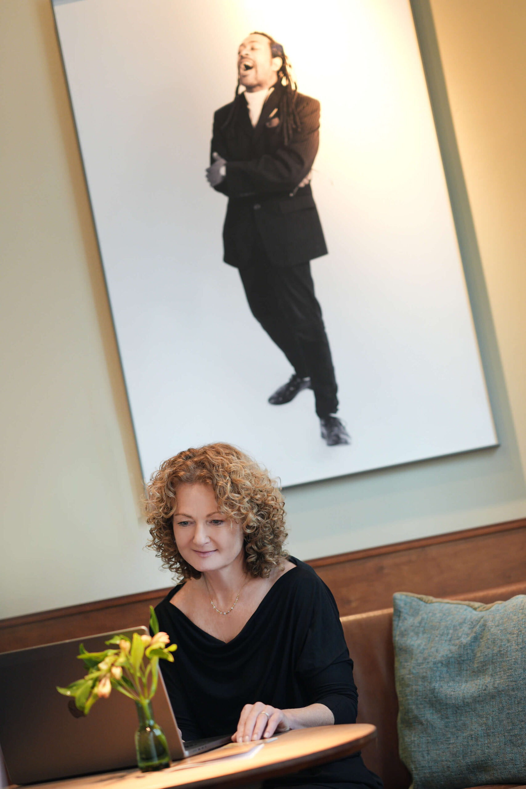 Alexandra Brindlinger bei der Arbeit mit Laptop