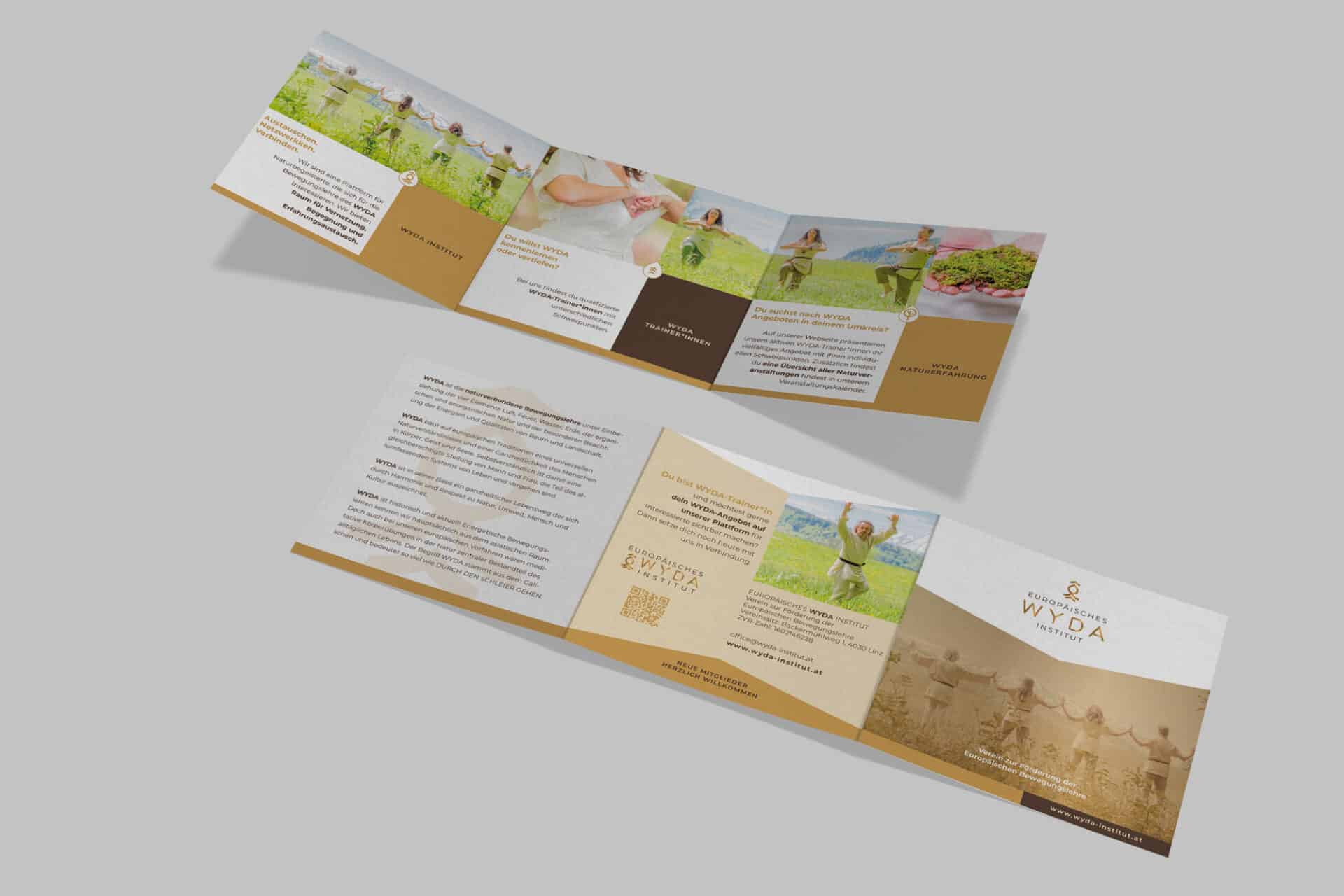 Folder mit 6 Seiten in den Farben des Corporate Designs gestaltet 