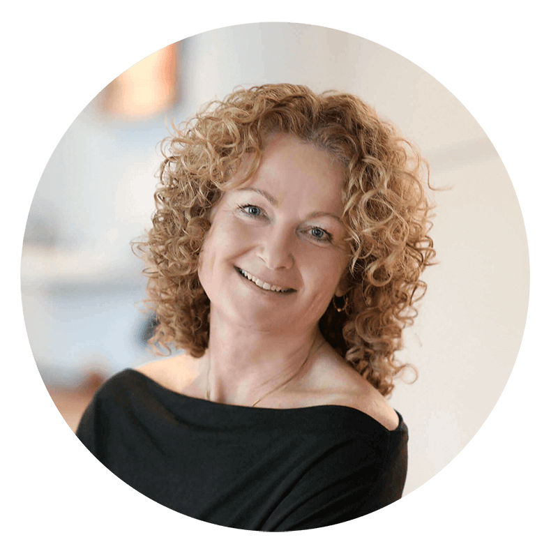 Portraitfoto Alexandra Brindlinger lächelt