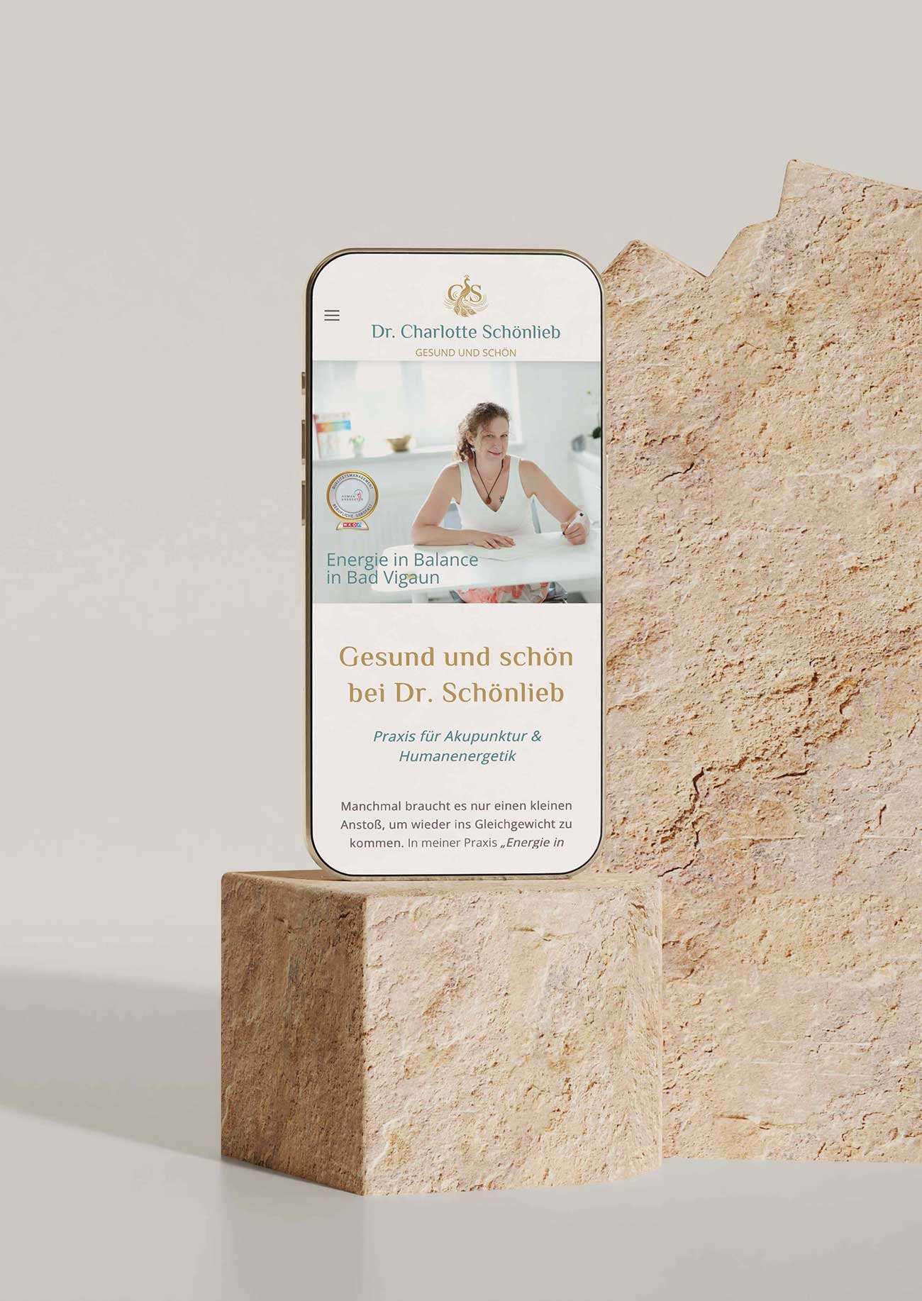 Smart Phone zeigt webseite Gesund und schön bei Dr. Schönlieb